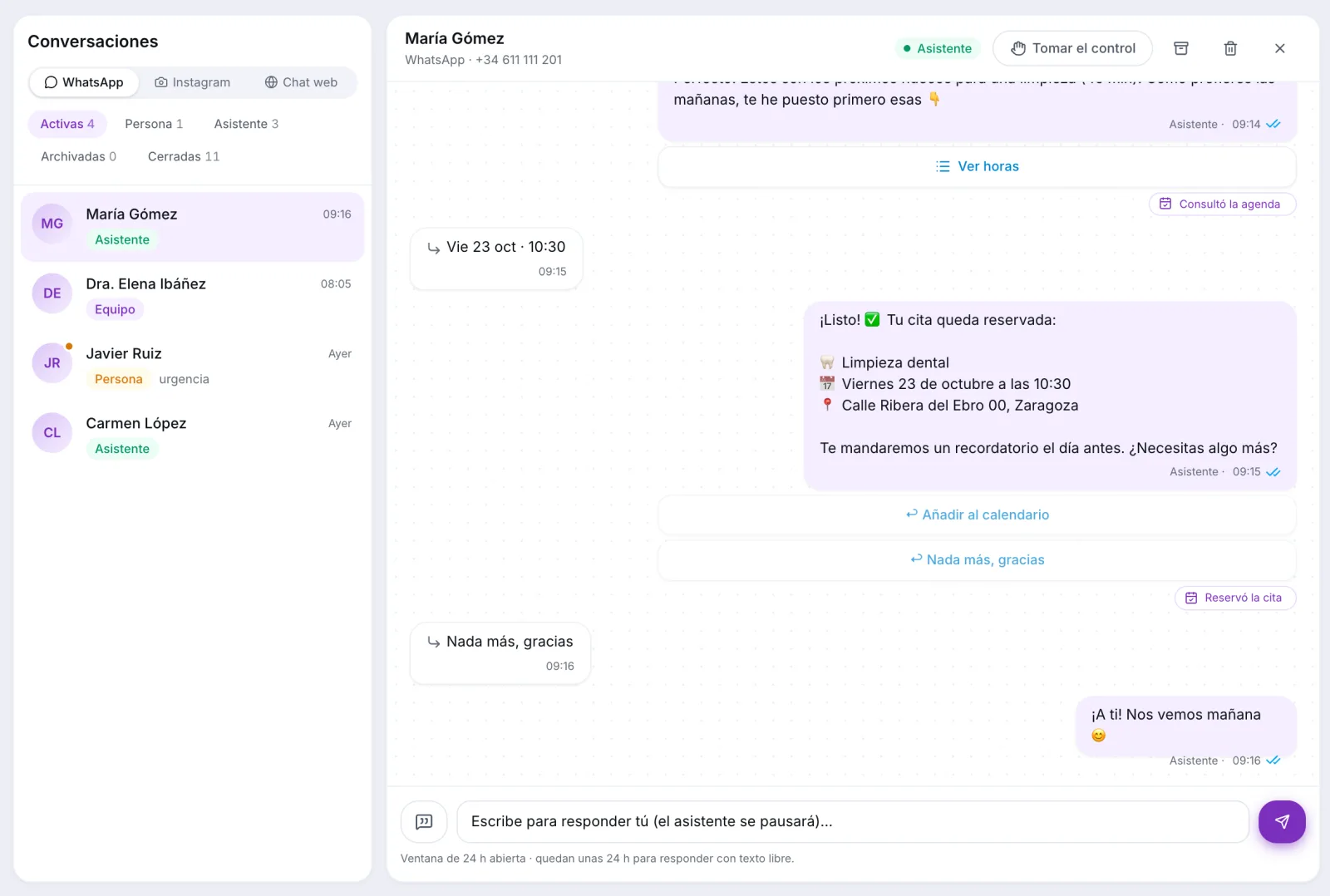 Panel con la conversación de María y las acciones del asistente: consultó la agenda y reservó la cita